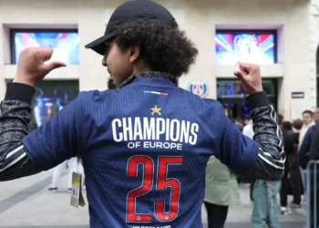 Largas colas en París por la camiseta del PSG campeón