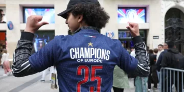 Largas colas en París por la camiseta del PSG campeón
