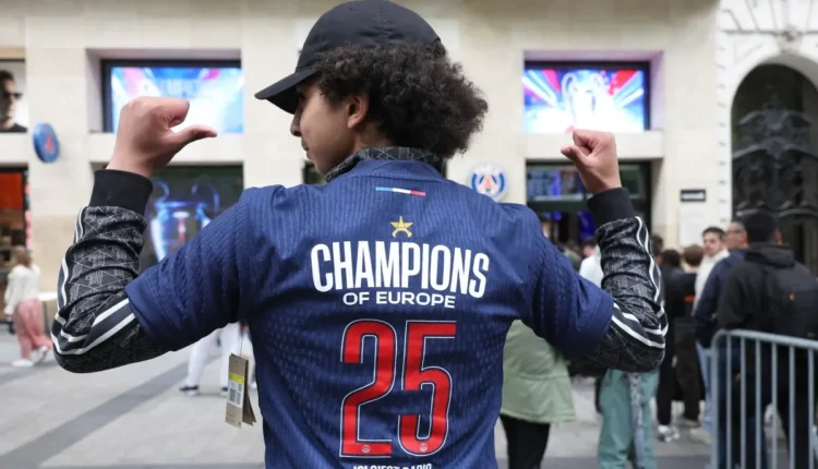 Largas colas en París por la camiseta del PSG campeón