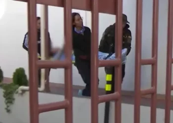 La mujer fue llevada a un centro médico/ Captura Unitel