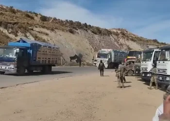 Policía y Fuerzas Armadas desbloquean carretera Oruro-Cochabamba