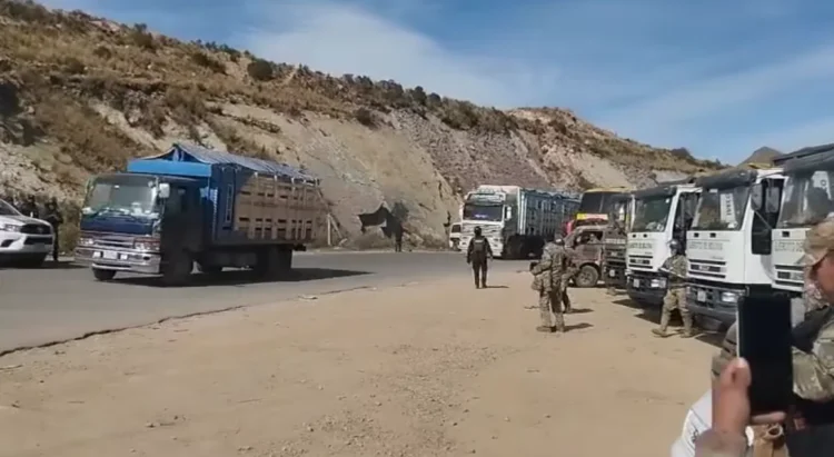 Policía y Fuerzas Armadas desbloquean carretera Oruro-Cochabamba