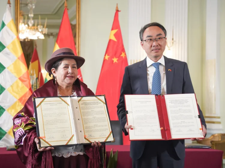 China dona $us 500.000 y 100 millones de yuanes a Bolivia