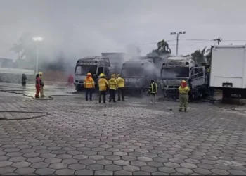 Tres camiones quedaron en cenizas tras un incendio en un garaje. FOTO: RRSS