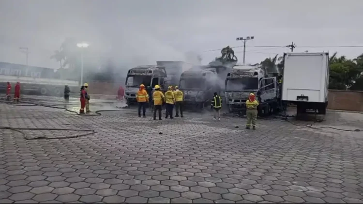 Tres camiones quedaron en cenizas tras un incendio en un garaje. FOTO: RRSS