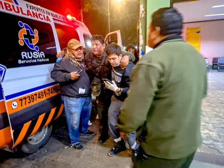 Bloqueadores atacaron a una ambulancia y a sus ocupantes en el sector de Khora, en Vinto, Cochabamba. FOTO: Ministerio de Salud