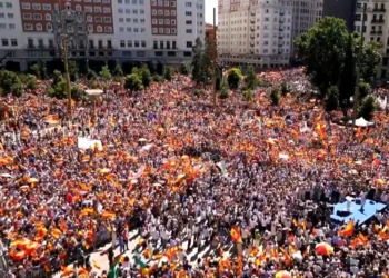 Decenas de miles protestan en Madrid contra el gobierno de Sánchez