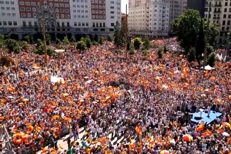 Decenas de miles protestan en Madrid contra el gobierno de Sánchez