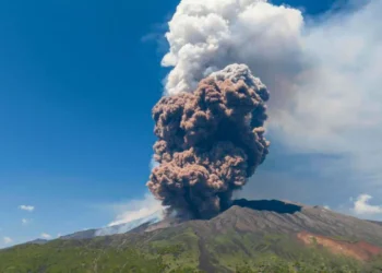 Erupción en el Etna provoca columna de humo de más de 5.000 metros
