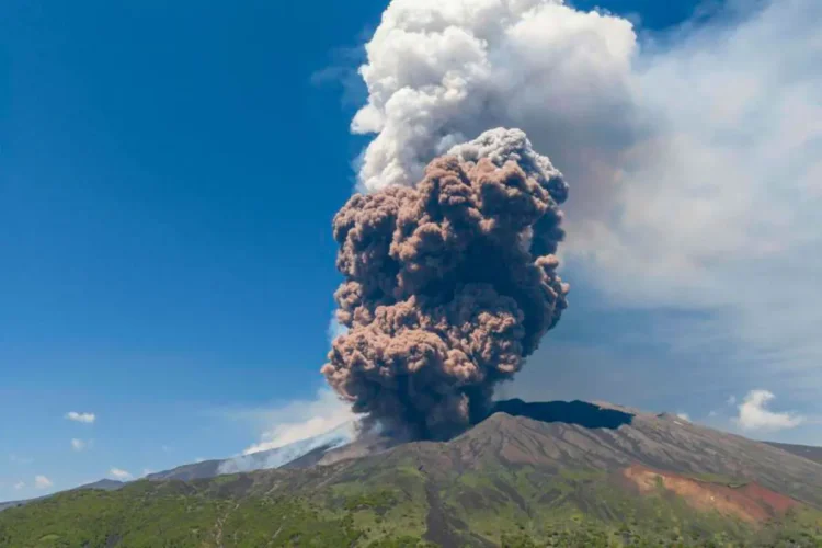 Erupción en el Etna provoca columna de humo de más de 5.000 metros