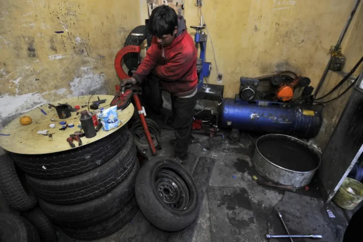 Los niños realizan trabajos en diferentes áreas/AFP