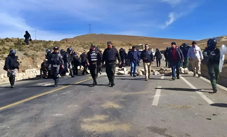 Policía reporta que uniformados en Llallagua solo llevan equipo no letal