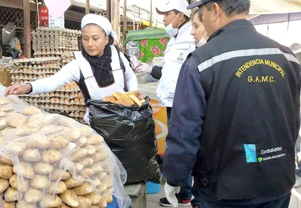 La Intendencia realiza control de la venta de pan en Cochabamba. FOTO: RRSS