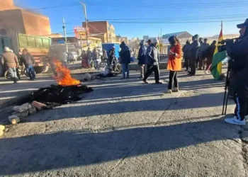 Fejuve El Alto instala bloqueos en carretera a Laja