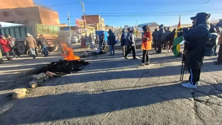 Fejuve El Alto instala bloqueos en carretera a Laja