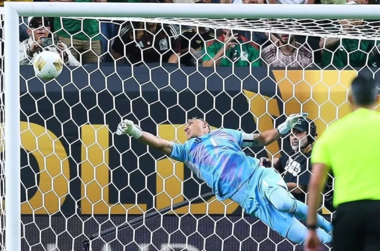 Navas se luce en 0-0 de Costa Rica ante México en la Copa Oro