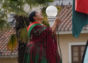 La concejala Lourdes Chambilla iza de la bandera en 2024. FOTO: APG