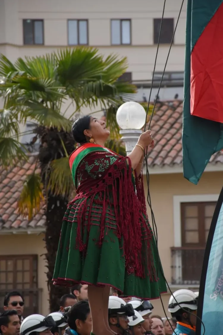 La concejala Lourdes Chambilla iza de la bandera en 2024. FOTO: APG