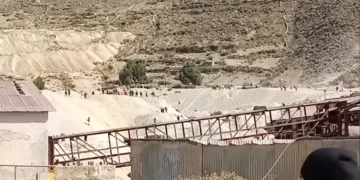 Pobladores y bloqueadores se enfrentan en Llallagua; hay dos heridos
