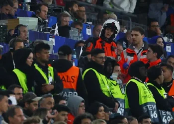 Hincha muere tras caída en el estadio durante la final Portugal-España
