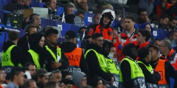 Hincha muere tras caída en el estadio durante la final Portugal-España