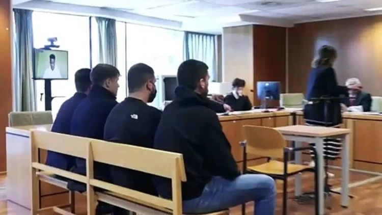 Condena de hasta 22 meses de prisión por colgar muñeco de Vinicius