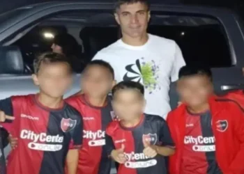 Suspenden a niños del argentino Newell’s por fotografiarse con jugador rival