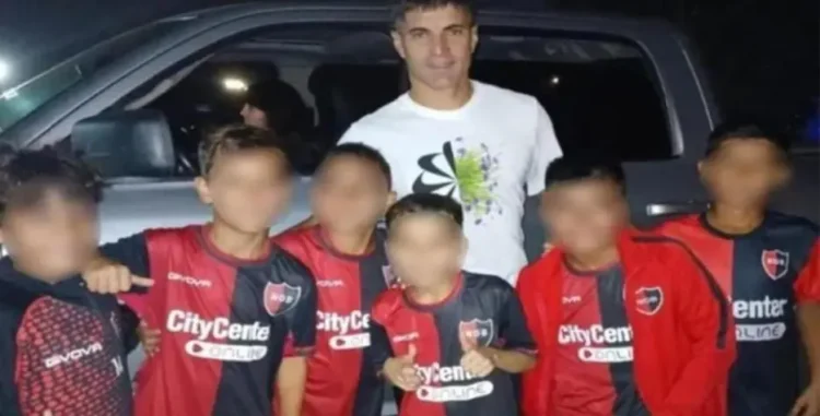 Suspenden a niños del argentino Newell’s por fotografiarse con jugador rival