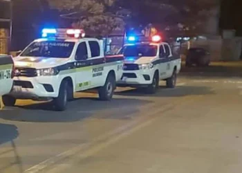 Encuentran a un hombre muerto en un canal de drenaje en Santa Cruz