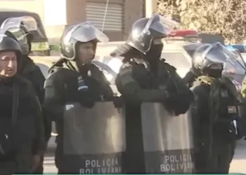 Policía y militares despejan bloqueo en Parotani