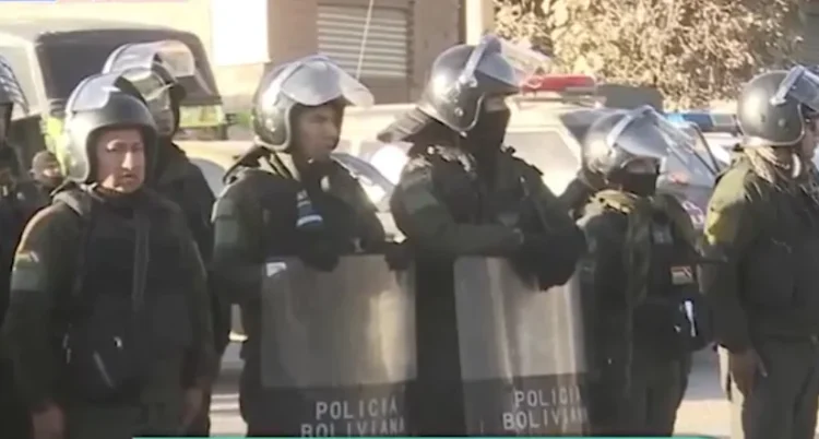 Policía y militares despejan bloqueo en Parotani
