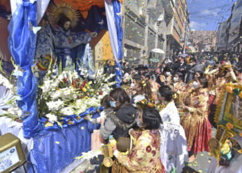 Promesa a pura fe y baile en la previa del Gran Poder