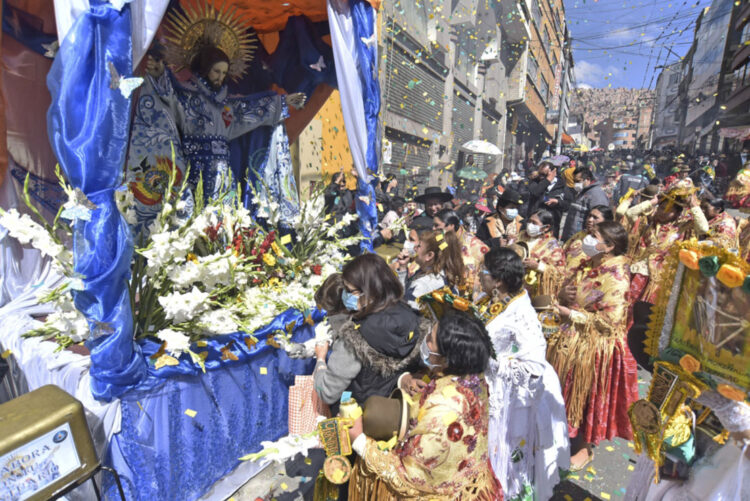 Promesa a pura fe y baile en la previa del Gran Poder