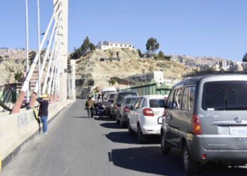 Tres años y el puente Libertad sigue como parqueo de vehículos