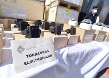 Entregan tobilleras y bloqueadores de señal para las cárceles