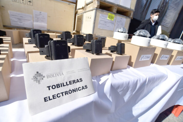 Entregan tobilleras y bloqueadores de señal para las cárceles