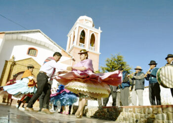 Bolivia y Perú se unen en Huarina a través del folklore