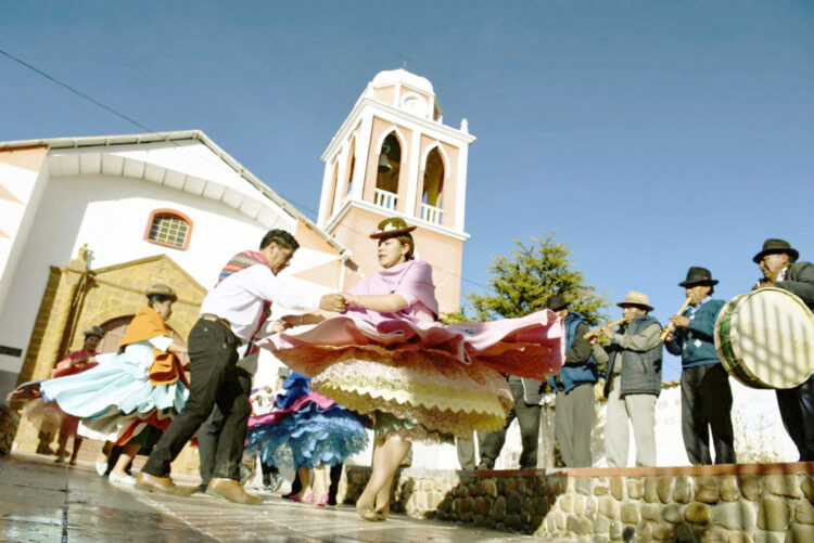Bolivia y Perú se unen en Huarina a través del folklore