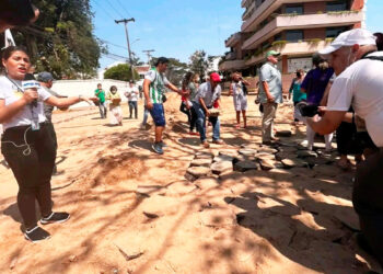 Protestas por el retiro de losetas en el casco viejo
