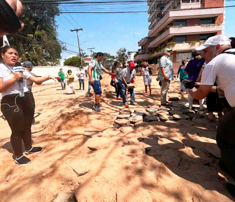 Protestas por el retiro de losetas en el casco viejo