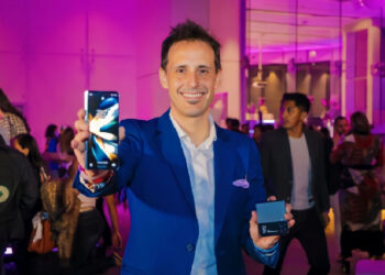 Javier Perou: Samsung conecta a la gente con su última tendencia en smartphones