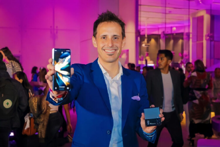 Javier Perou: Samsung conecta a la gente con su última tendencia en smartphones