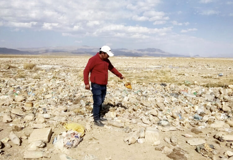 La polución de plásticos y las descargas mineras no dan tregua al Uru Uru