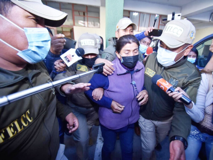 Quinta dirigente cocalera es detenida y otros dos huyen