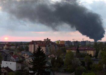 Al menos 10 muertos en bombardeo ruso a una fábrica en el este de Ucrania