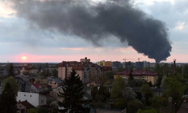 Al menos 10 muertos en bombardeo ruso a una fábrica en el este de Ucrania