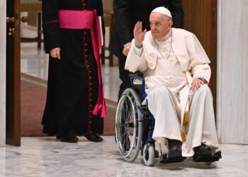 El Papa aparece en silla de ruedas por su dolor de rodilla