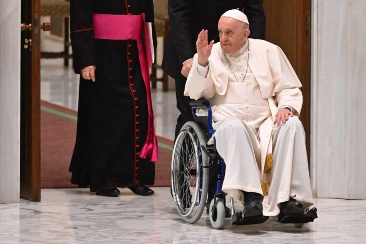 El Papa aparece en silla de ruedas por su dolor de rodilla