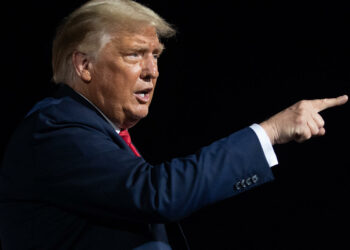 Luz verde para publicación de orden de allanamiento a mansión de Trump