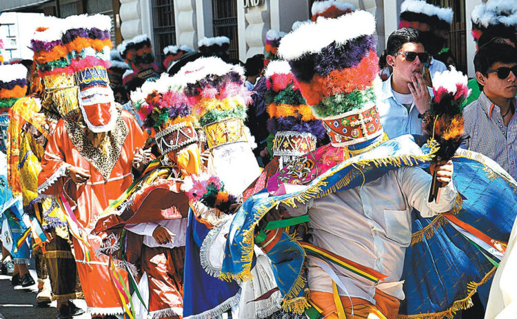 San Roque estrena título con procesión de 3.000 chunchos